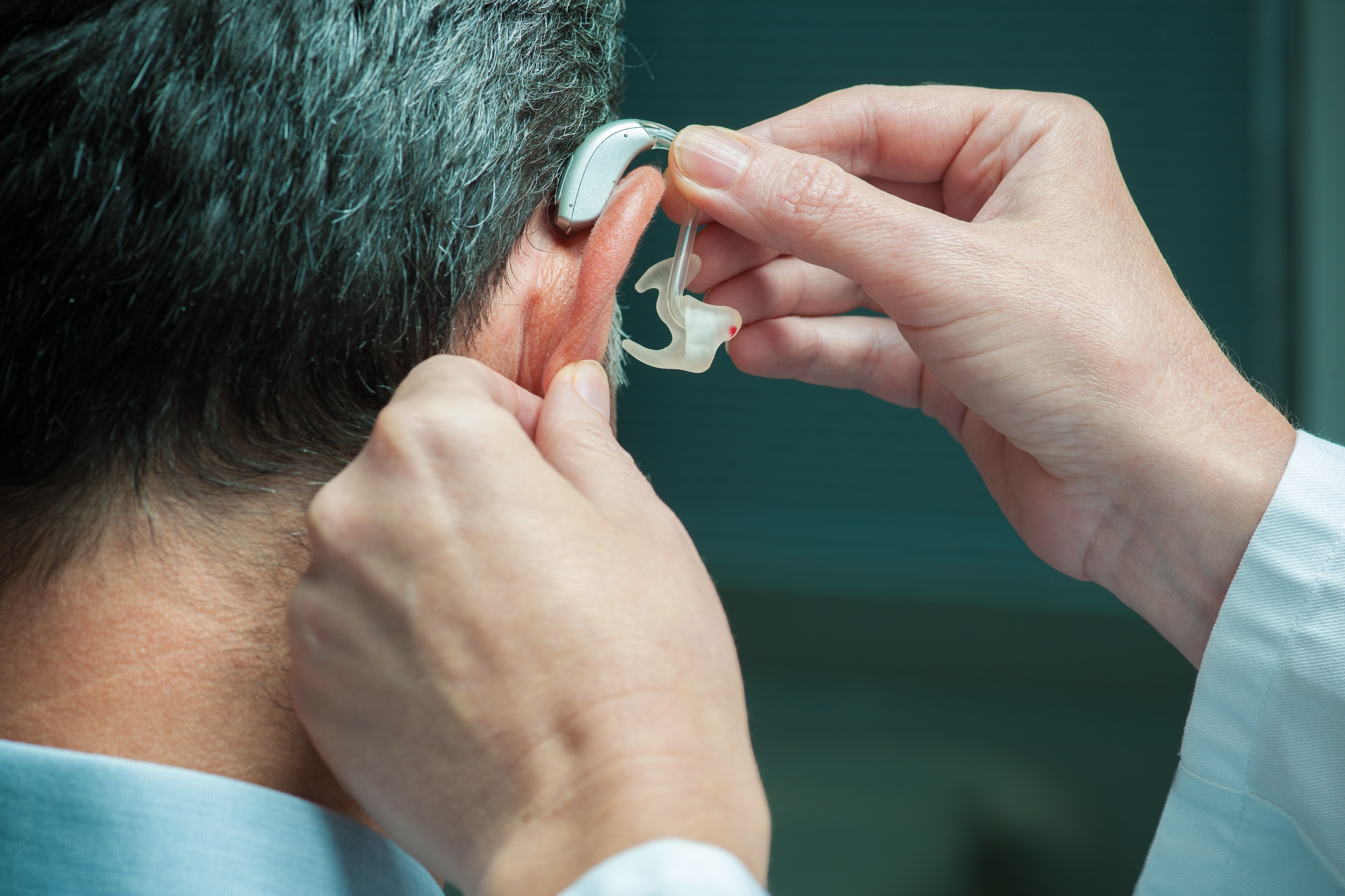 Где подобрать слуховой аппарат. Нарушение слуха. Слуховой аппарат. Глухота. Потеря слуха.