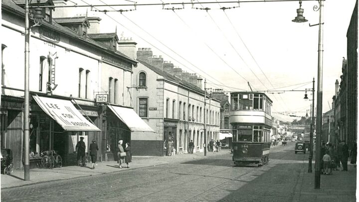 Chamberlain 346 in Lower Newtownards Road in 1952. The tram had come from Mountpottinger depot en route for the shipyard. Since the closure of the Mountpottinger Road tram track, tram cars left the depot to turn left into Albertbridge Road, left again at Ropeworks corner, down Lower Newtownards Road, Station Street to Queen's Road. Note that the tram overhead has been removed from the 